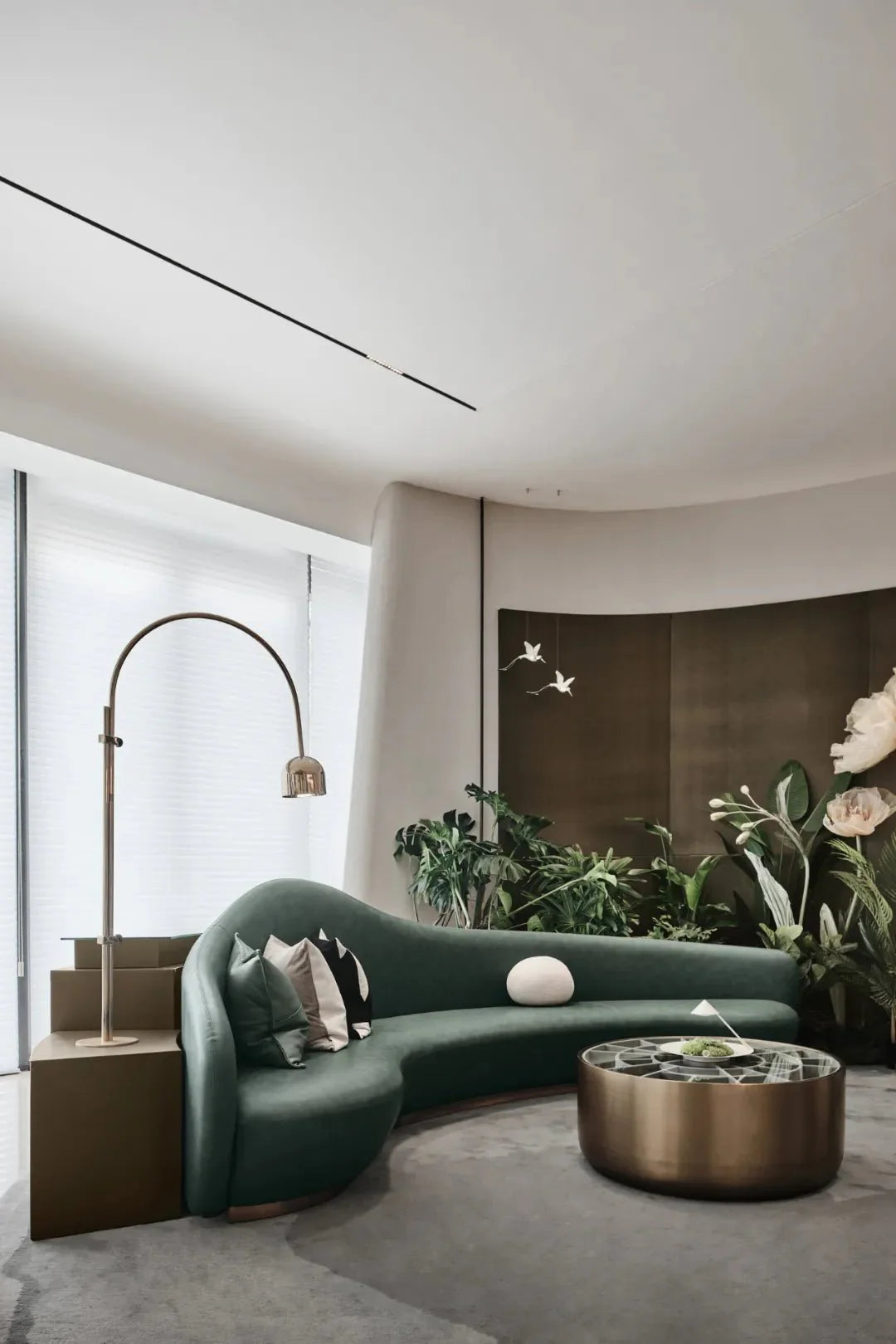 the designer employed a minimalist approach as a backdrop, allowing nature to take center stage. - ALINDA DECOR