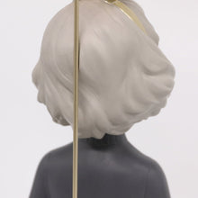 Alinda รูปปั้นผู้หญิงถือลูกโป่ง - ALINDA DECOR