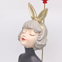 Alinda รูปปั้นผู้หญิงถือลูกโป่ง - ALINDA DECOR