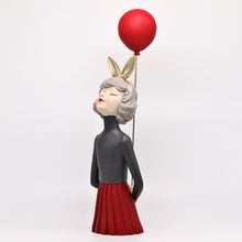 Alinda รูปปั้นผู้หญิงถือลูกโป่ง - ALINDA DECOR