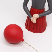 Alinda รูปปั้นผู้หญิงถือลูกโป่ง - ALINDA DECOR