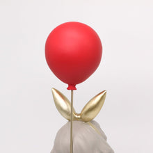 Alinda รูปปั้นผู้หญิงถือลูกโป่ง - ALINDA DECOR