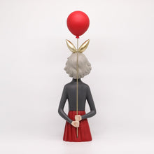 Alinda รูปปั้นผู้หญิงถือลูกโป่ง - ALINDA DECOR