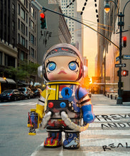 POP MART MEGA Space Molly 1000% Trevor Andrew - ALINDA DECOR